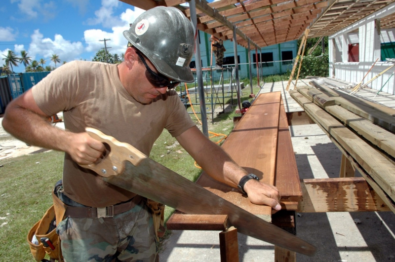 ebeniste-GREOLIERES-min_worker_construction_building_carpenter_male_job_build_helmet-893290